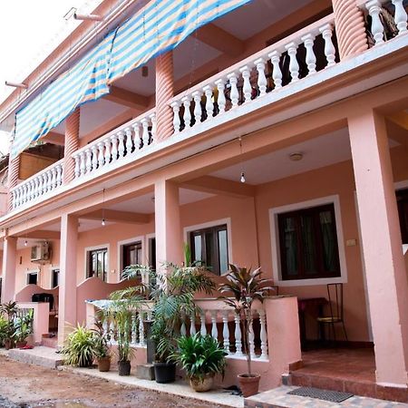 Stanleys Guest House Baga Exterior photo