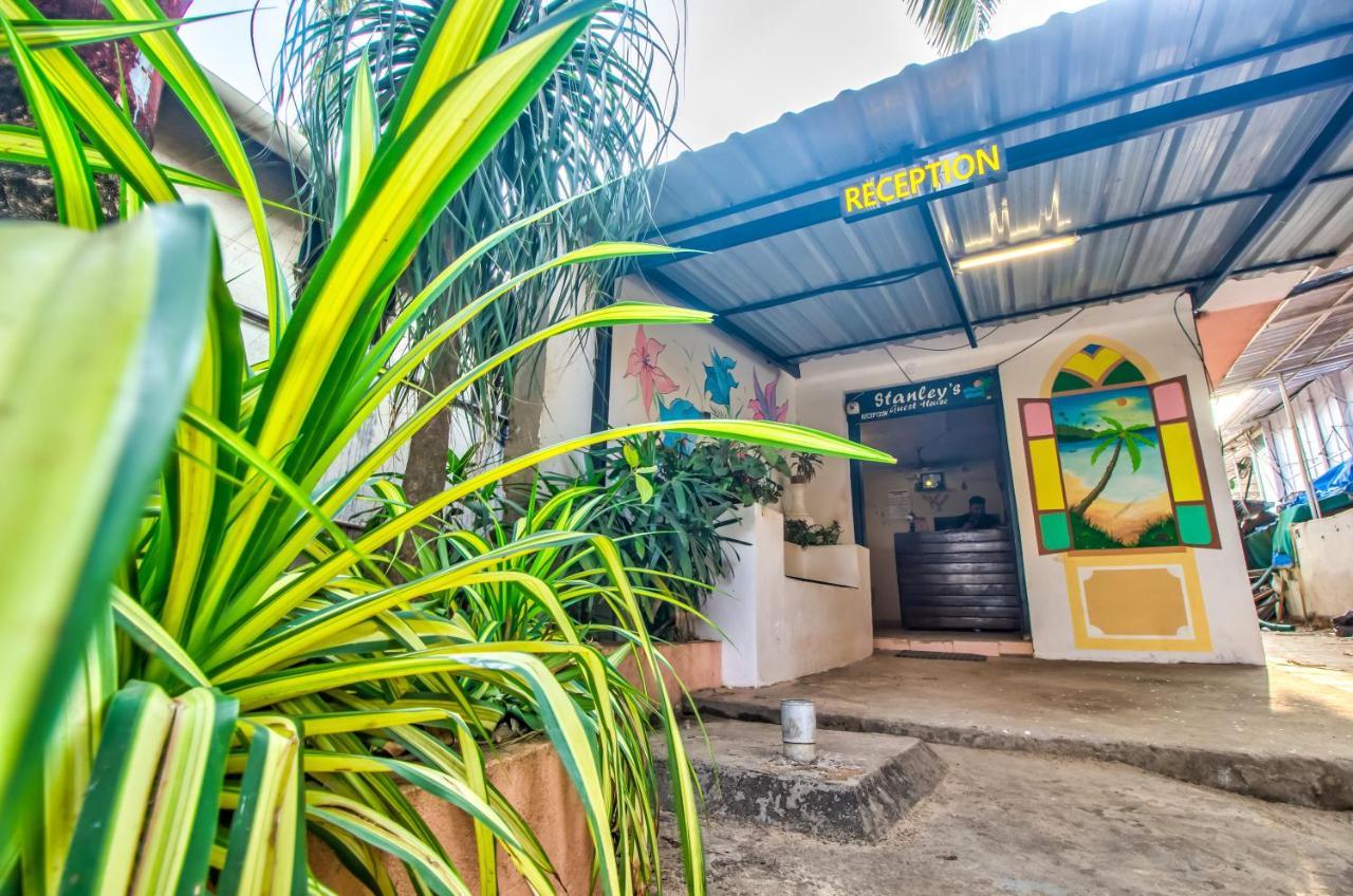 Stanleys Guest House Baga Exterior photo